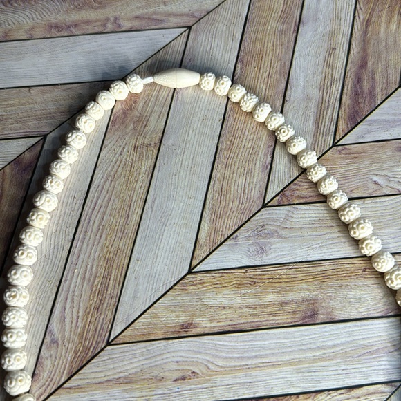 Carved bead necklace - Picture 6 of 8
